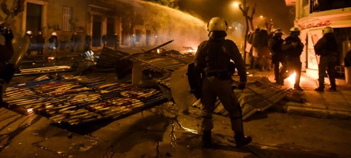 Απίστευτη φωτογραφία: Αστυνομικός βγάζει… selfie στο σκηνικό καταστροφής